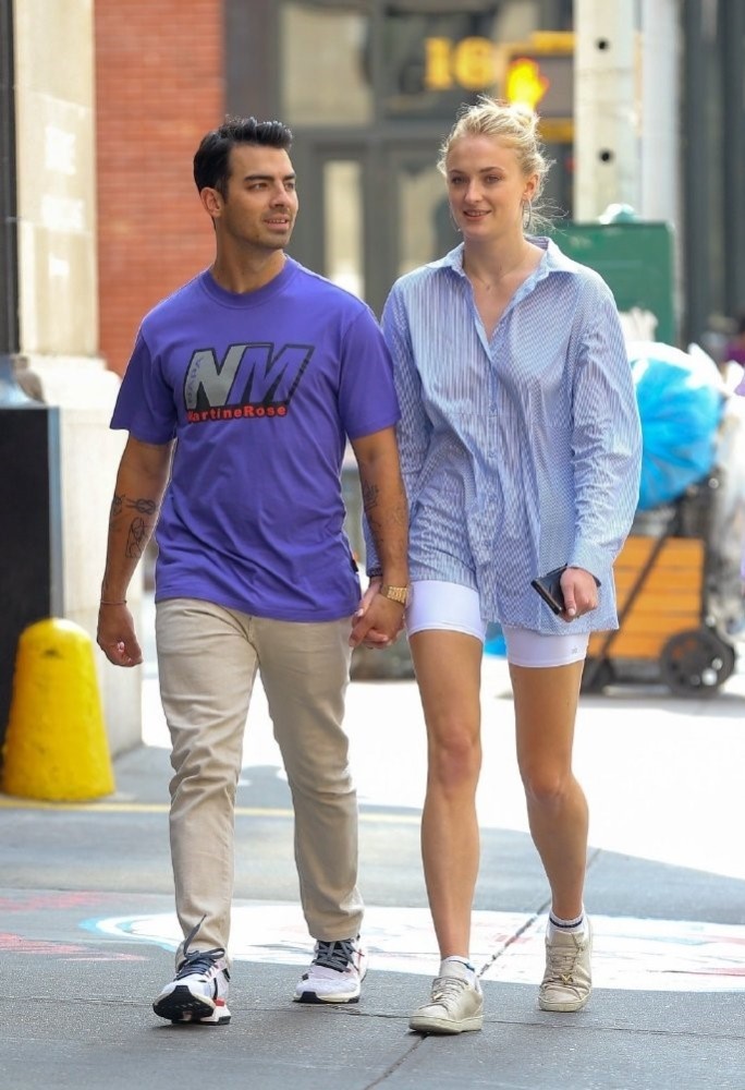 二乔joe jonas和妻子在纽约曼哈顿出街