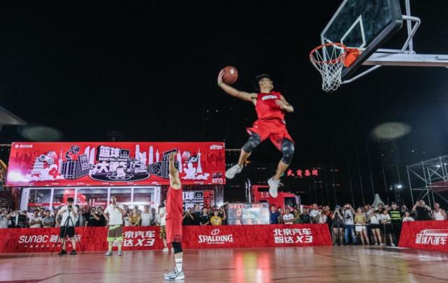 篮球大篷车武汉站扣篮大赛:MIC扣篮团李和旭力