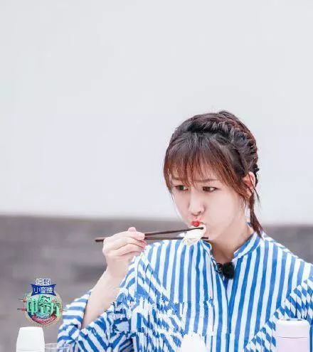 中餐厅杨紫新发型,这款发带编发真的超级少女心!