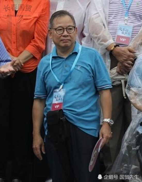 张明敏32岁儿子近照曝光,长相酷似老爸已进军歌坛