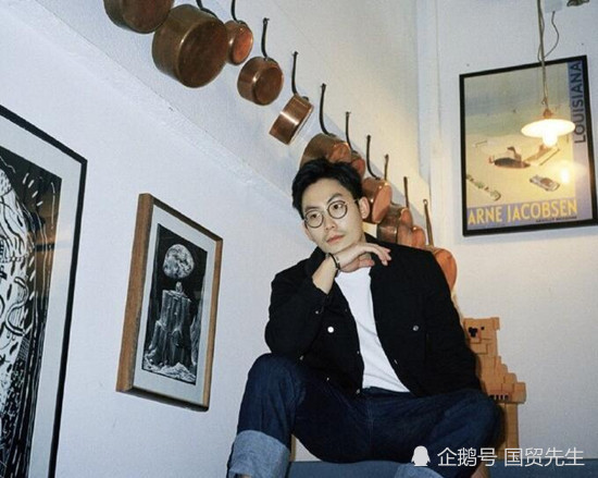 张明敏32岁儿子近照曝光,长相酷似老爸已进军歌坛