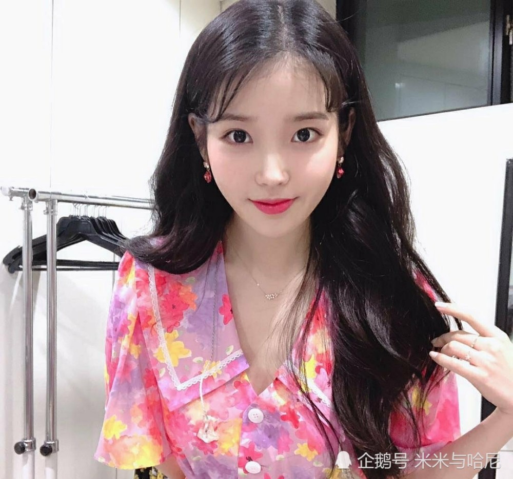 IU和迪丽热巴跨国撞鼻,被热巴粉嘲是出气孔,