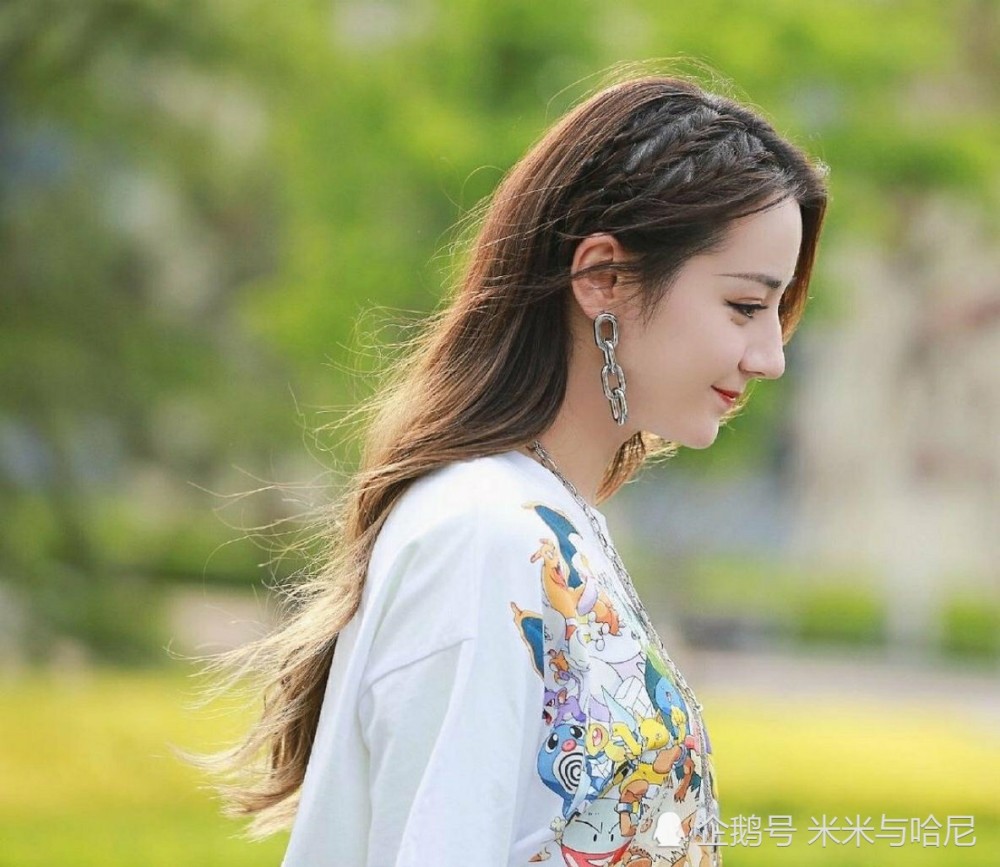 IU和迪丽热巴跨国撞鼻,被热巴粉嘲是出气孔,