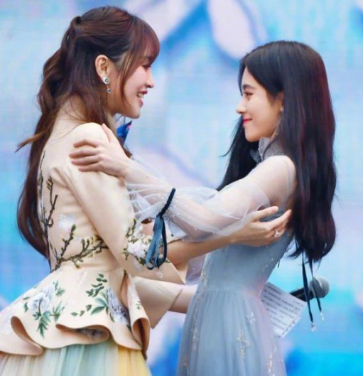 金莎当主持人旗袍配纱裙,同框76斤鞠婧祎,侧面身形差了2倍?