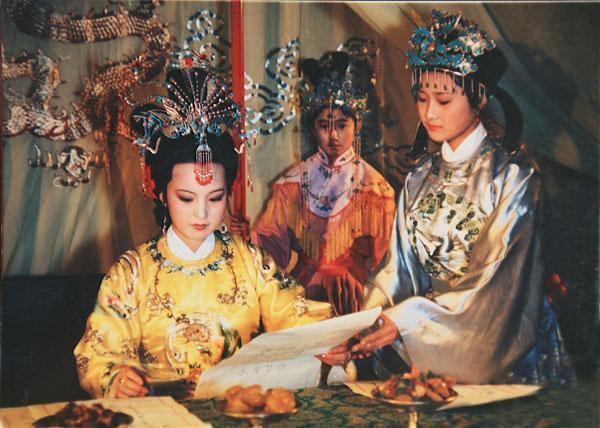 还有迎探惜三春,迎春是贾赦之女,为庶出;探春为贾政之女,亦是庶出