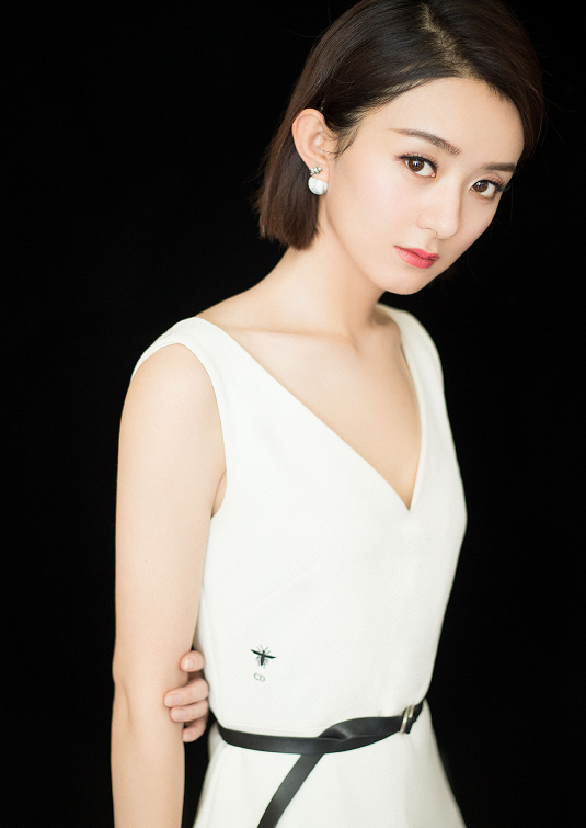 身穿"仙女裙"的赵丽颖美出天际,看到照片后,网友:我酸了!