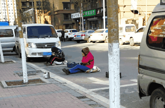 吉林一对母子在马路上坐了3个小时 背后的原由让网友很无奈