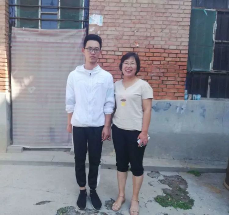 壶关一中校长牛芳生看望慰问北京大学优秀录取生