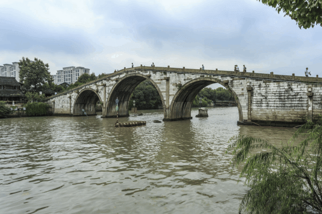 一个春天的清晨,我们乘船从杭州出发,开始了大运河的旅行