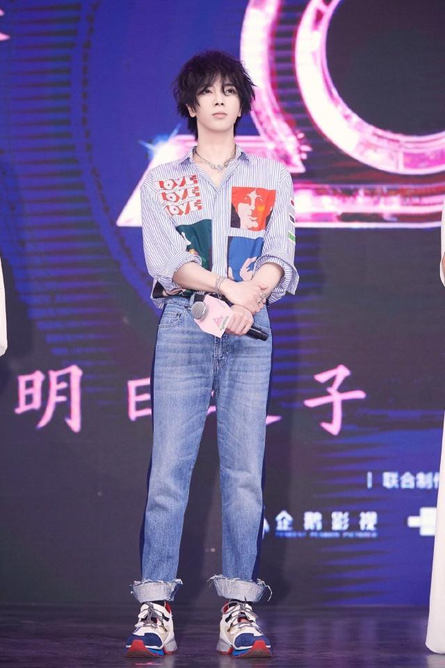 华晨宇新造型来袭,刺绣西装显贵气,却被手上"金属指套"抢镜