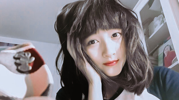 关晓彤为什么不剪"齐刘海",当看到照片时,网友:粉丝福利吗