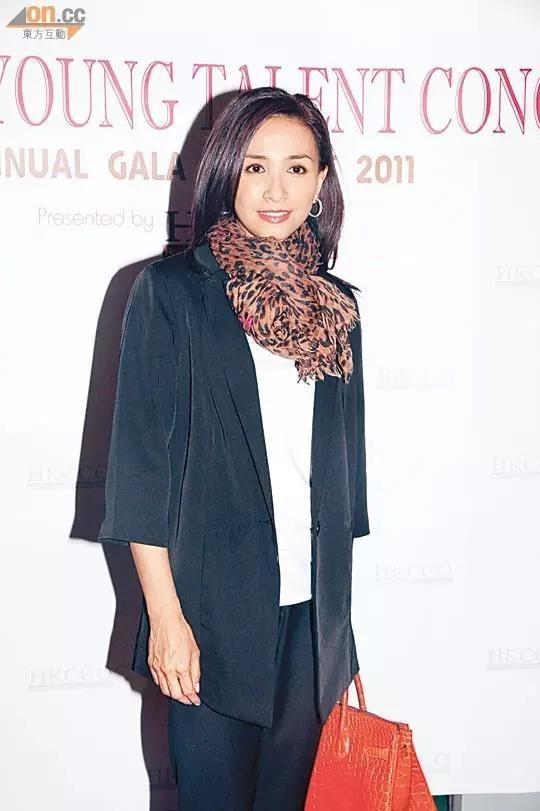 "冻龄港姐"吴婉芳真是名不虚传,52岁年龄20岁容颜,佩服啊