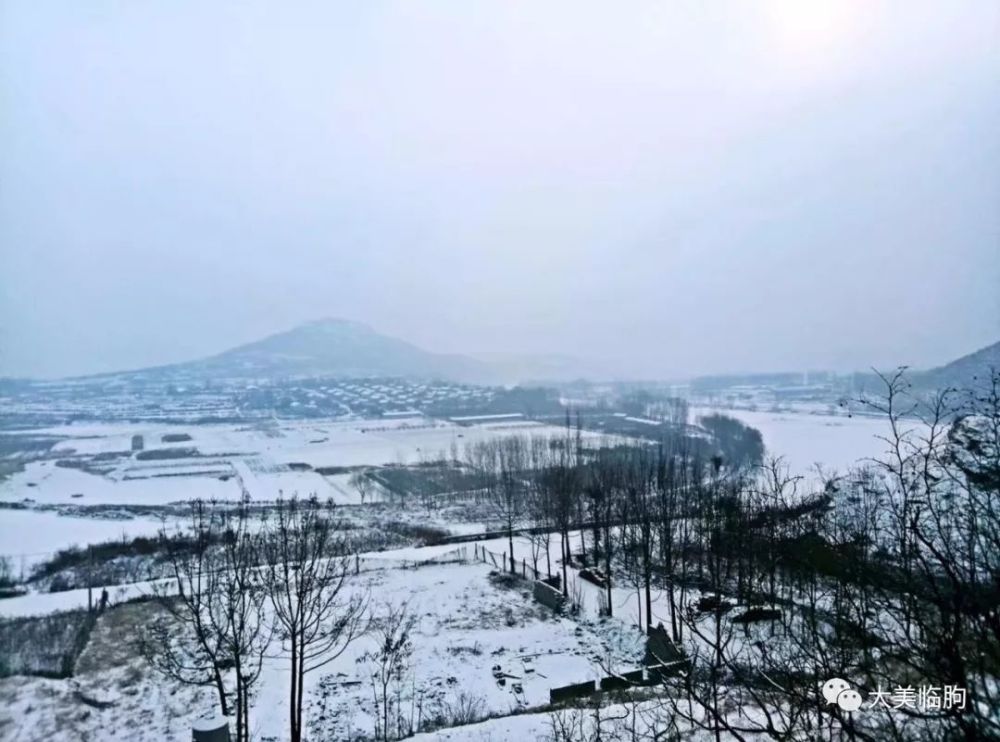 村南的彌河河對岸的村莊冶源水庫百丈崖上的道路被積雪覆蓋空氣裡有