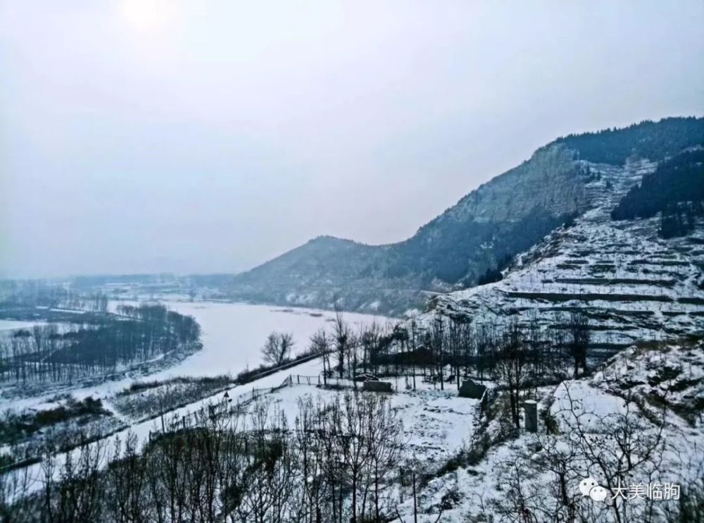 村南的彌河河對岸的村莊冶源水庫百丈崖上的道路被積雪覆蓋空氣裡有