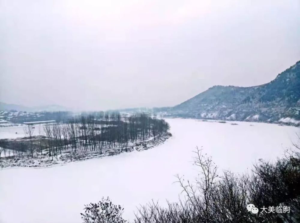 河對岸的村莊冶源水庫百丈崖上的道路被積雪覆蓋空氣裡有煙火的氣息