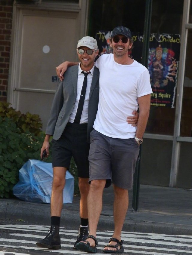 精灵王李佩斯自宣布出柜后男友首次公开亮相两人甜蜜逛街