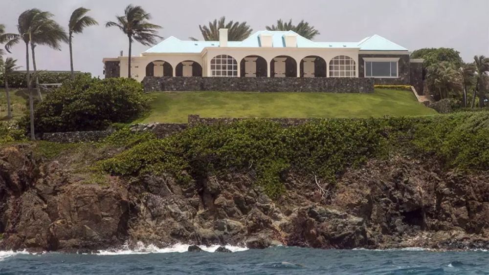 1998年,爱泼斯坦豪掷795万美元,买下这座美属维京群岛中的小岛.