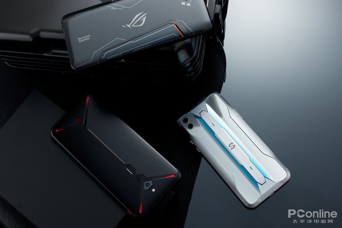 红魔黑鲨rog手机横评谁是游戏终结者