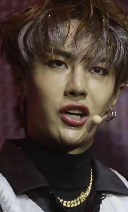 王一博唱歌脸直接怼镜头上,摄影师故意关美颜后:再也不敢叫老公