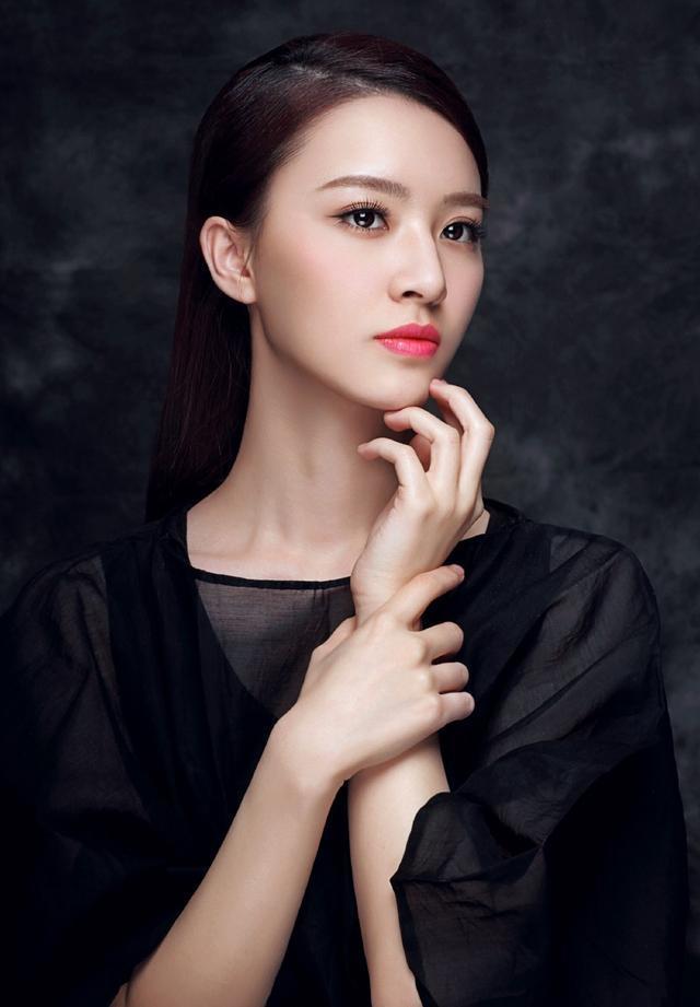 剧中的方珍妮出场并不多,可以说最容易被遗忘的无名角色了.