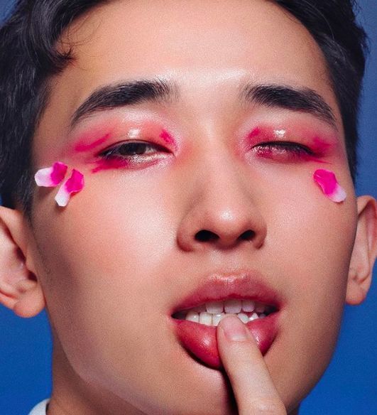 当看到这几个男人化妆时我竟然觉得他们有点帅