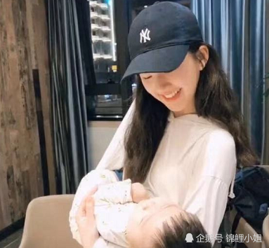 赵露思深夜晒"抱孩子"照片,看清孩子的长相,网友:复制粘贴?