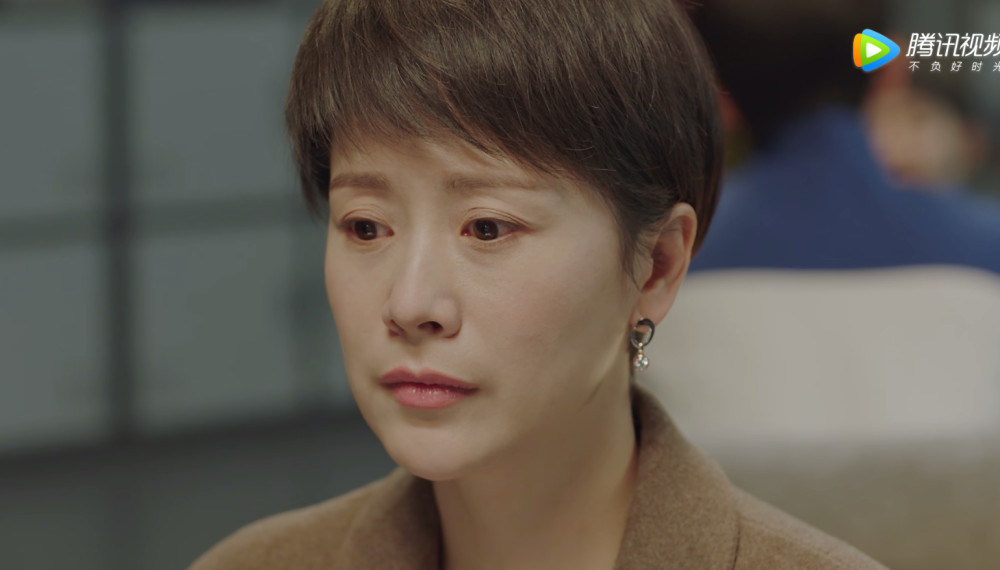 董文洁被职场老大雷蒙德纠缠从洗手间救出董文洁的人竟是她