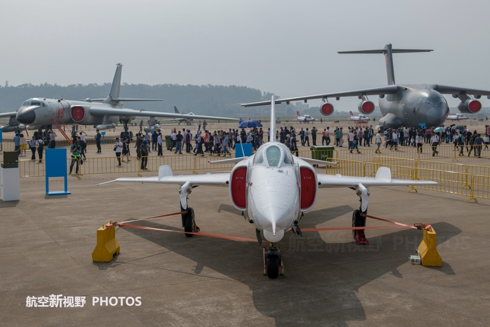 圖片為強-5l攻擊機的正視圖,與中國空軍的轟-6k轟炸機和運-20運輸機