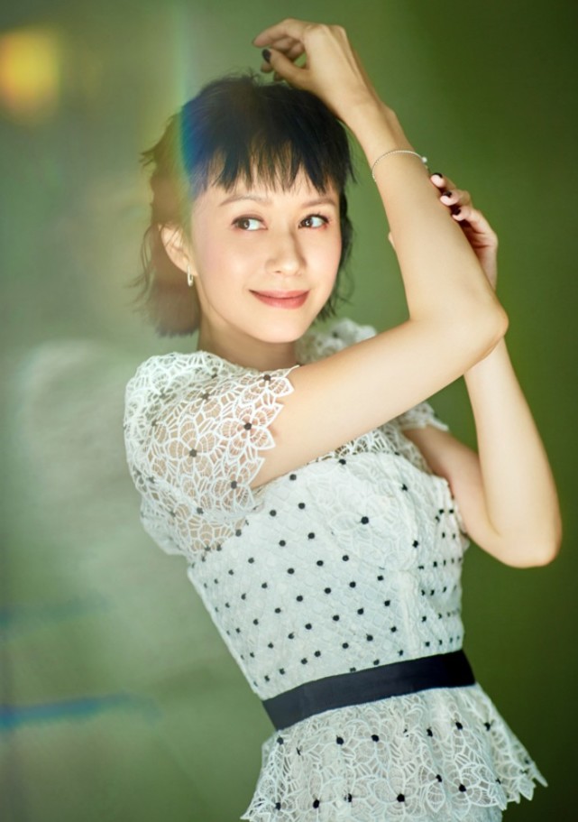 而且身材还是这么好,这个时候的倪虹洁简直是美回"祝无双"了!