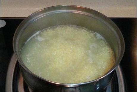 接下来起锅烧水放入小米和清水开始煮制,整个煮的过程都是小