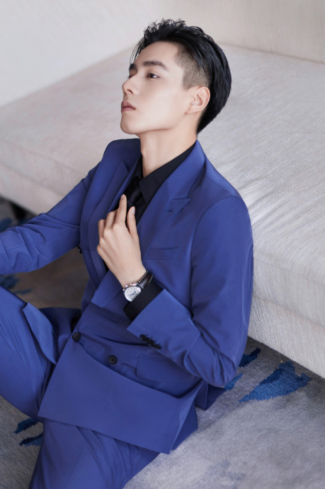胡一天蓝色西装拍大片,手拿玫瑰花尽显贵族气息,又帅又飒