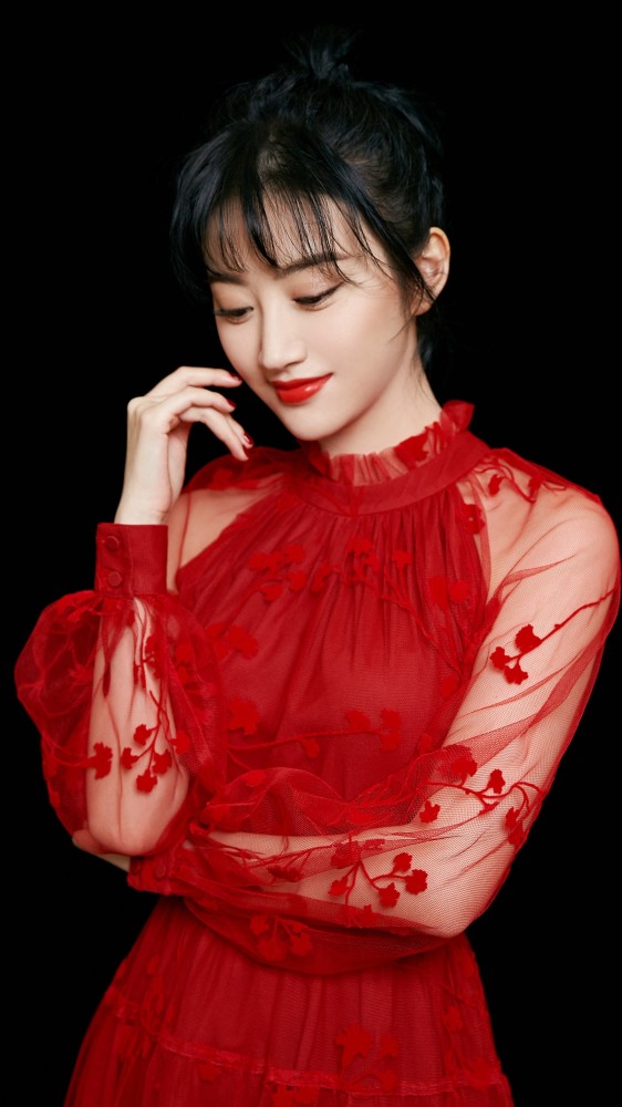 景甜美照分享:红色礼服很有新娘子的风范!