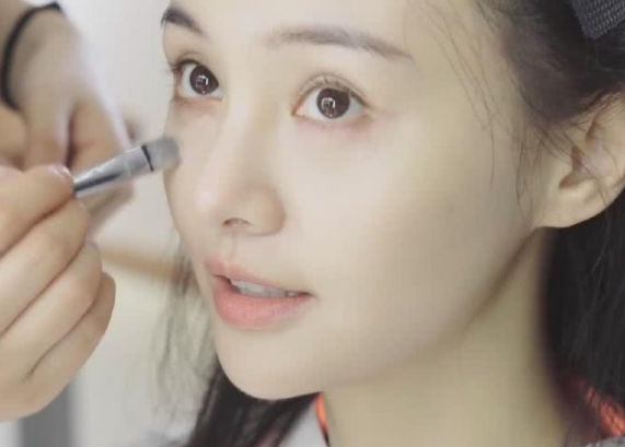 郑爽化妆过程曝光,看到她打完粉底的样子,网友:浪费粉底啊!