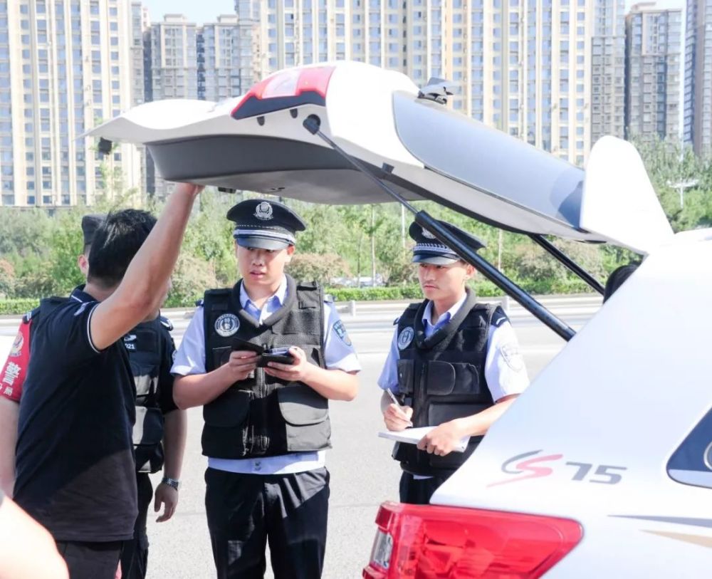 李亚尼副书记一行到二青会勤务点慰问学生并检查学生安保工作