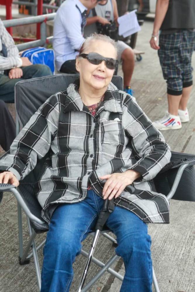 夏萍今日设灵 义子林家栋穿素服现身,他一脸憔悴神情哀伤