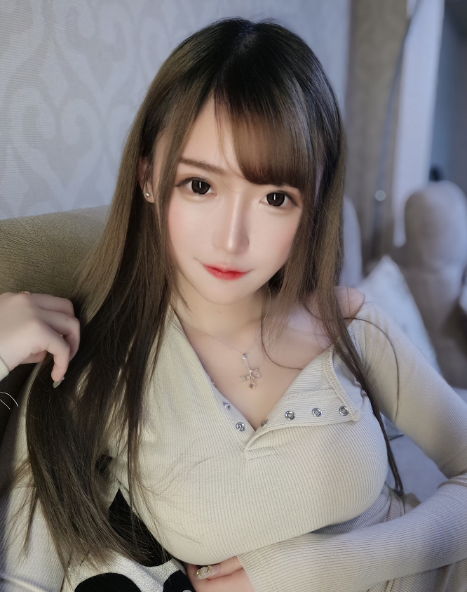 腐团儿有多自信?穿"甜瓜裙"大胆秀腿,却被"烟筒鞋"抢镜了