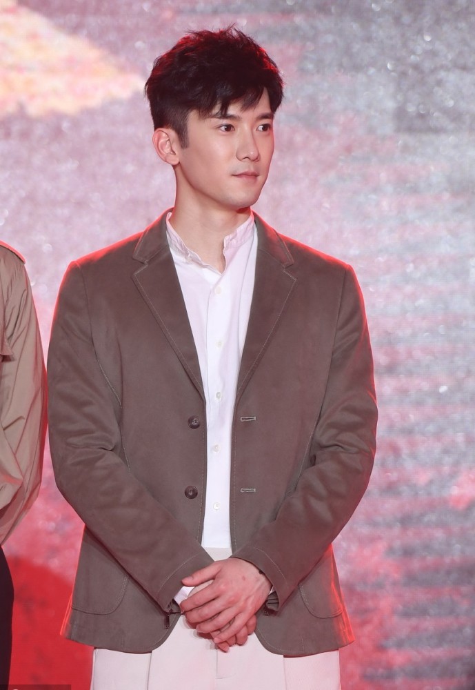 刘芮麟代斯公开恋情网友想去杨幂公司上班