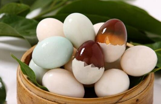 吃皮蛋到底会不会威胁健康 看到这3点危害 网友 不敢吃了