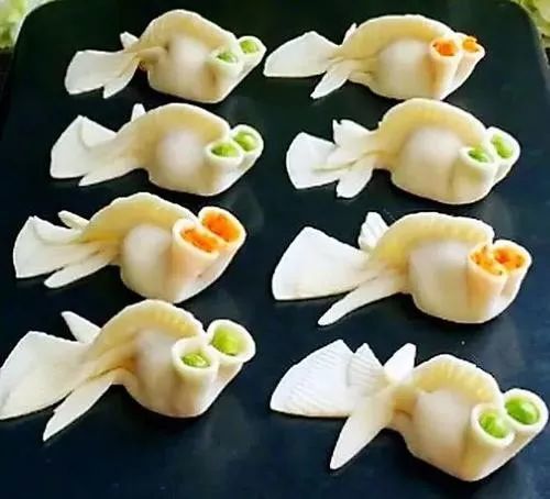 碗鱼在水中游的造型