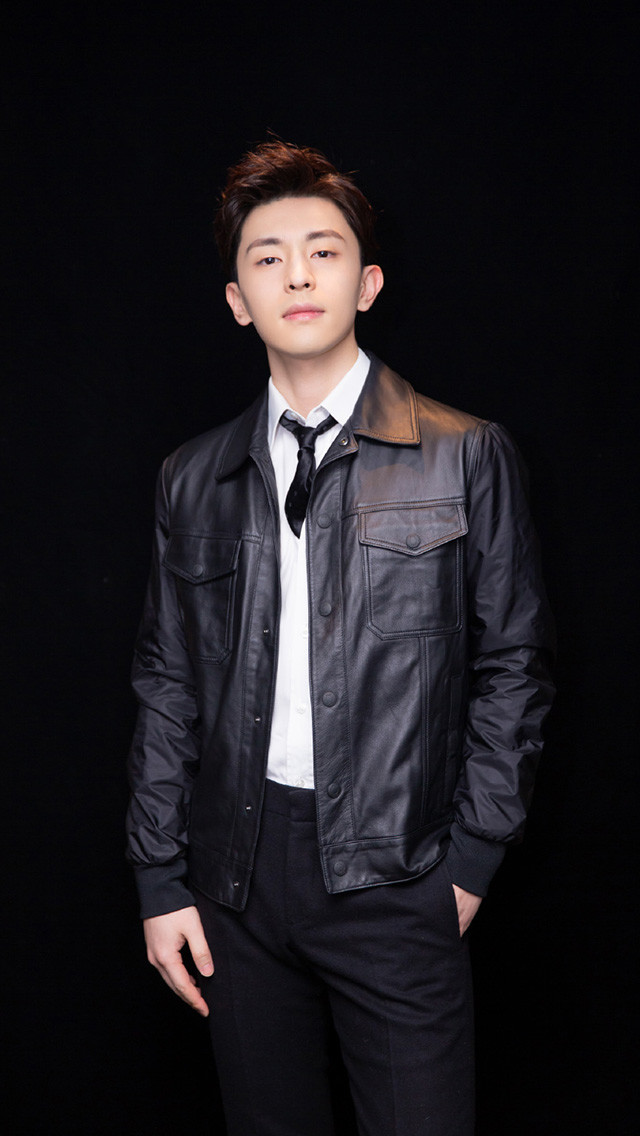 邓伦身穿皮衣写真,这小胖手,还挺可爱