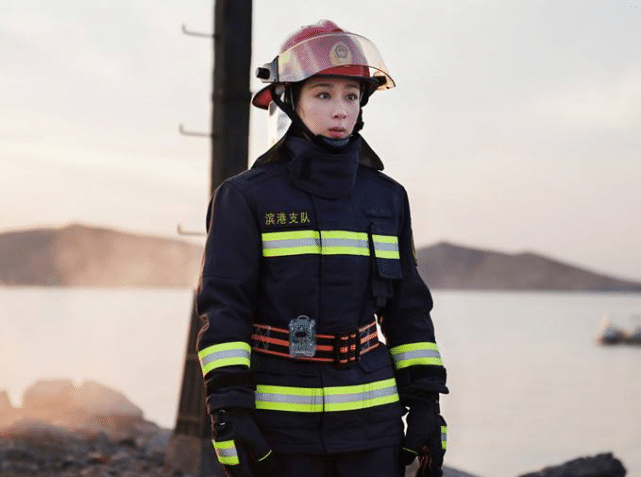 为什么零片酬出演《烈火英雄》?杨紫沉默3秒说出答案,全网沸腾