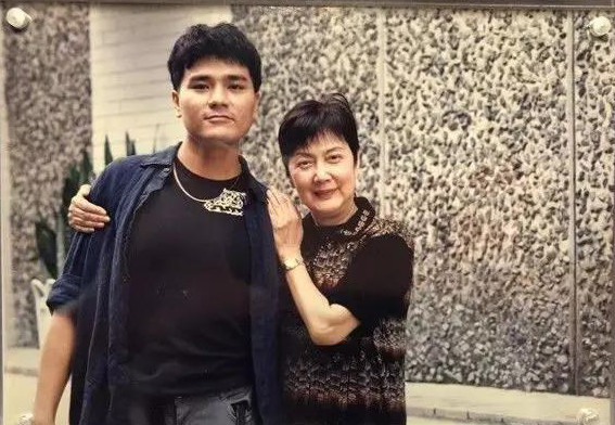 林家栋憔悴现身灵堂打点哽咽表示夏萍不愿火化生前还有未了事