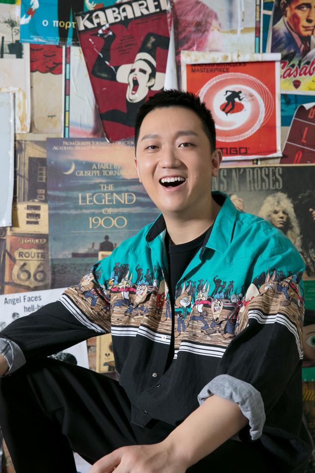 感,在电影《煎饼侠》中他自然流露小人物的喜感配上一口纯正的东北话