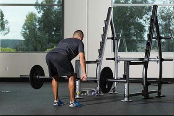 了解这三个方案让你快速克服硬拉弓背新手必练