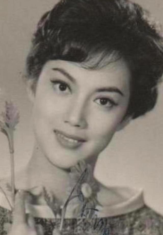 夏萍原名卢少苹,1955年投考了电影公司成为演员,长期在粤语片中演出