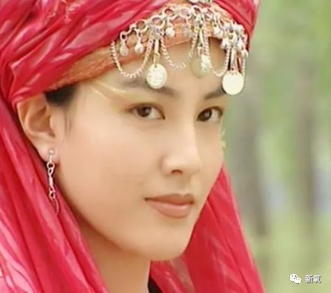 印象最深刻的,《少年张三丰》中,她饰演亦正亦邪,媚眼如丝的西域红娘