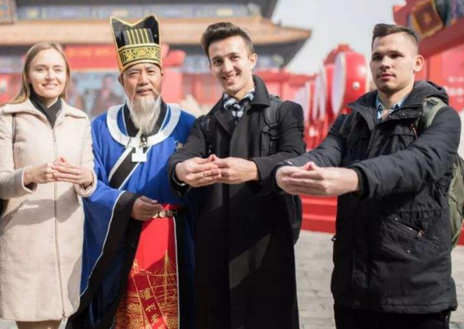 外国人到中国旅游,惯用"小伎俩",早就被人识破了,国人:当我们傻子!