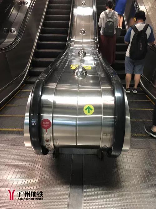 扶梯上这排毛刷真的是擦鞋用的吗?