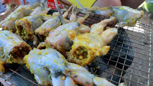 女孩切了3斤猪肉,塞到10只牛蛙肚里,半个小时后乐坏了