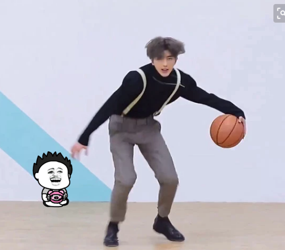 有一位韩国网红在直播的时候,就看到了蔡徐坤打篮球的视频,这位韩国的